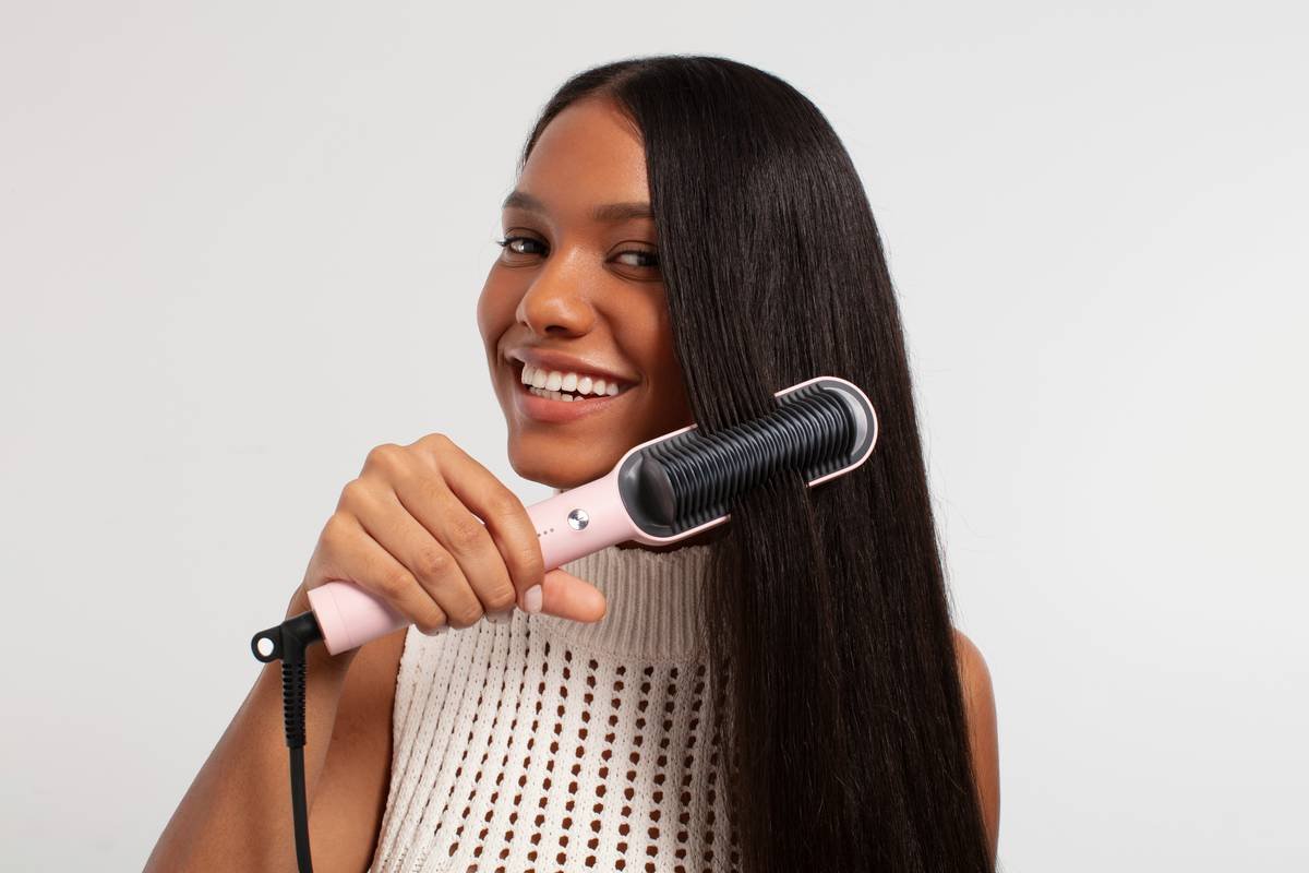 Diagram showing hair fiber stress during brushing: rigid bristles cause snapping at weak points vs flexible bristles distributing tension evenly