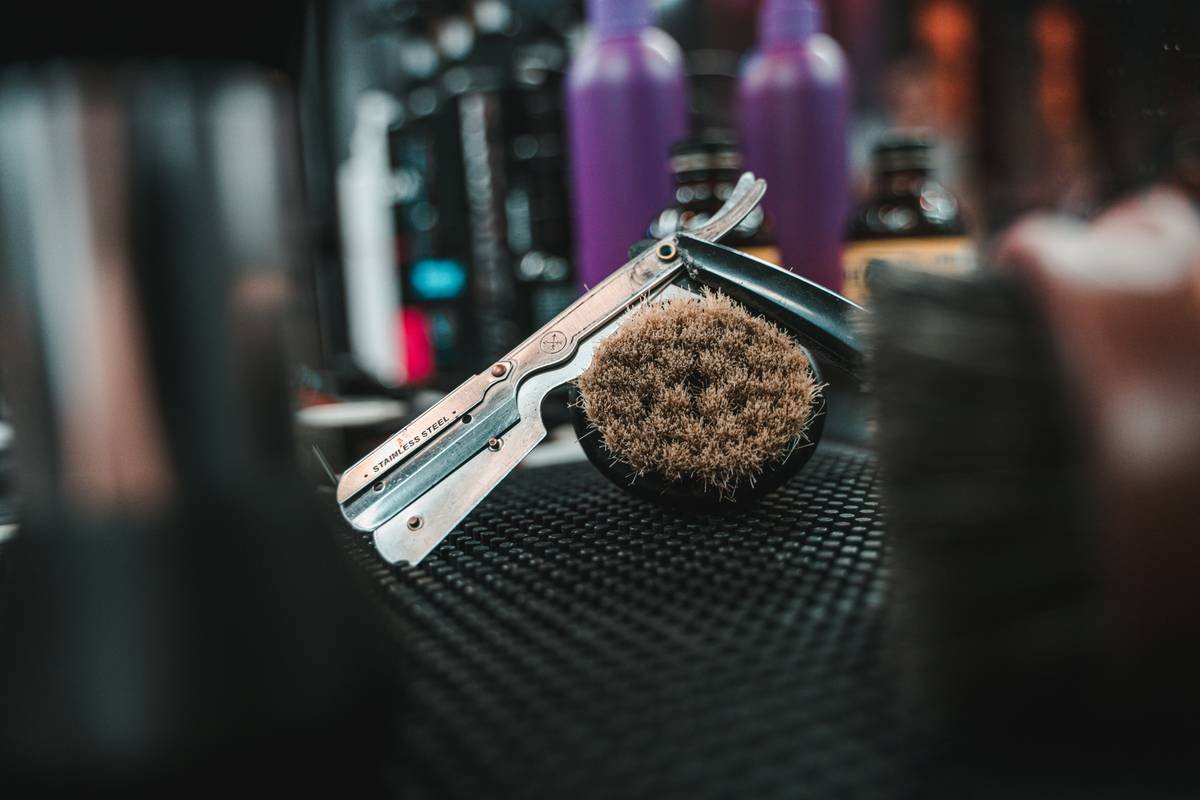 Diagram showing parts of a hair shaping brush: vented barrel, boar-nylon bristle mix, ergonomic handle, and heat-resistant core