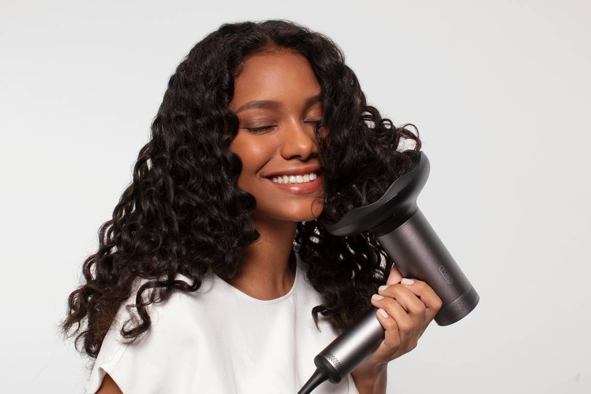 Infographic showing hair strength comparison: dry vs. wet hair, with breakage risk increasing 15x when wet and brushed with rigid bristles